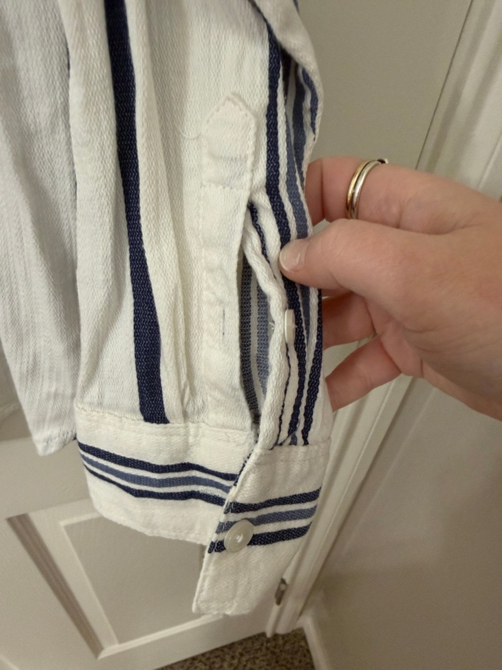 Liz Claiborne Blue & White Vertical Striped Long Sleeve Woven Button Up Top - Picture 4 of 6